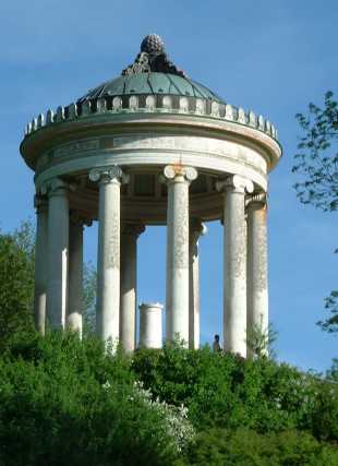 Der Monopteros im Englischen Garten zu M&uuml;nchen im Sommer 2001
